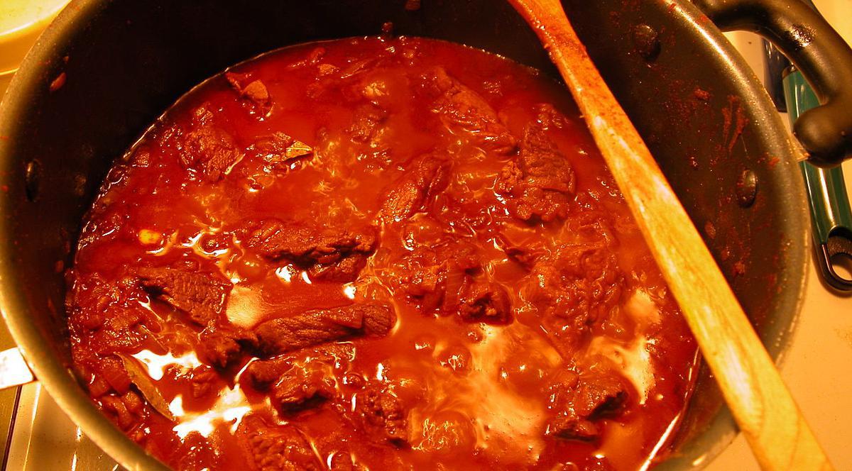 Gustos de te lingi pe degete. Cum se face GULAȘ fin cu UNT