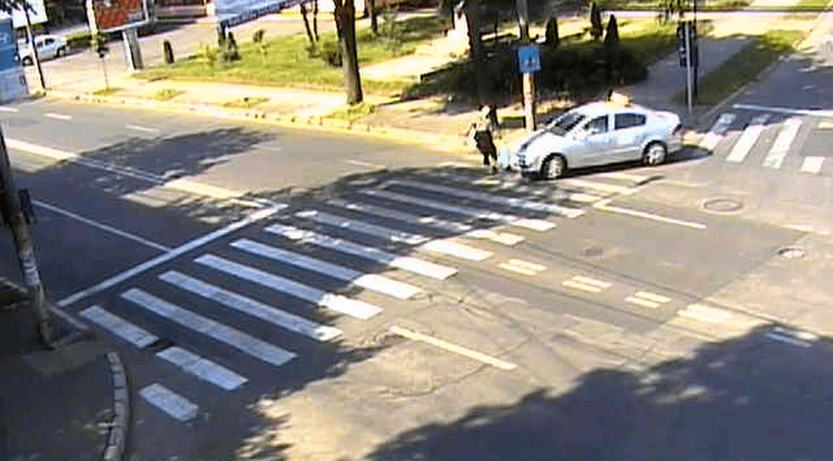 Șocant! Călcată pe trecerea de pietoni de un elev care făcea școala!