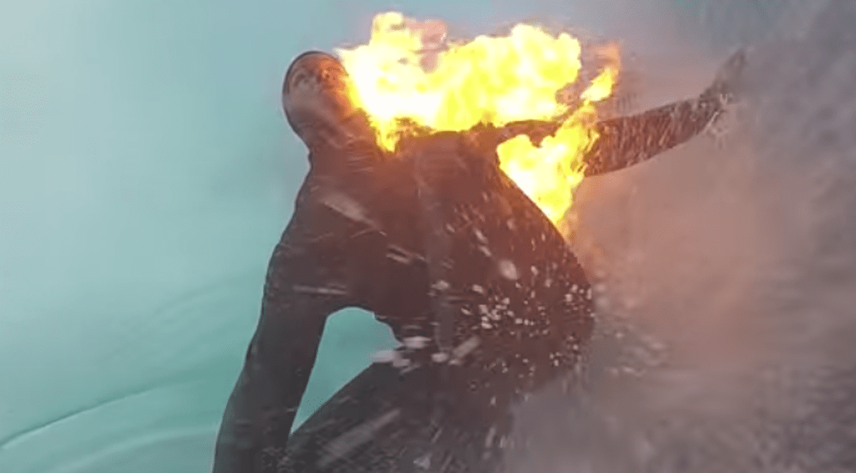 Un surfer a luat foc în apă! Costumul i s-a aprins sub un val uriaș | VIDEO