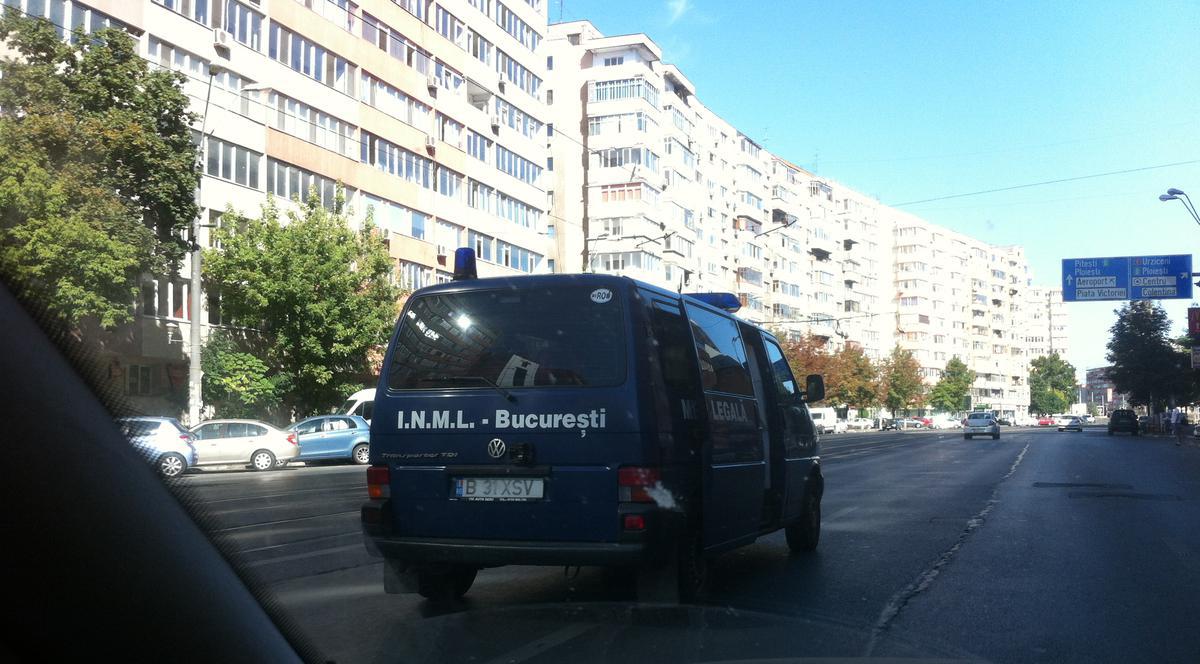 De necrezut! Cum mergeau angajații de la INML cu mortul la vedere, prin București | FOTO