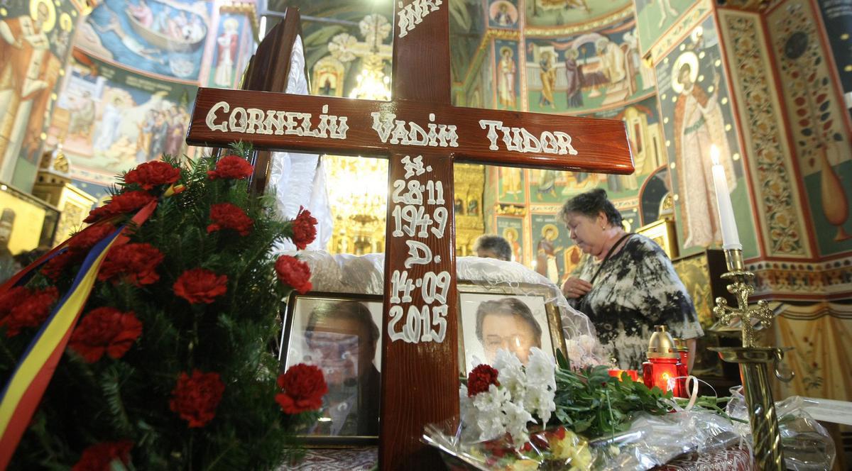 Gestul făcut de prietenii lui Vadim, după ce sicriul a ajuns în biserică. Cu ce au acoperit trupul neînsufleţit