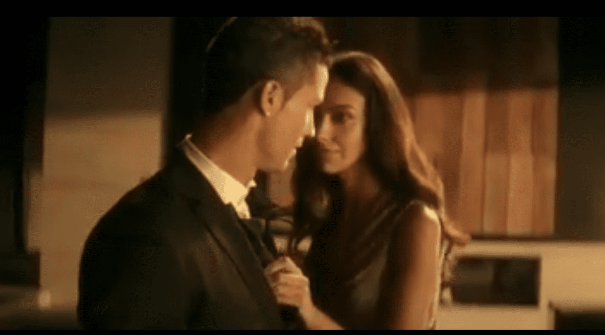 Mădălina Ghenea, în brațele superstarului portughez Cristiano Ronaldo. Românca e ispita care promovează afacerea lusitanului de la Real Madrid / GALERIE FOTO&VIDEO