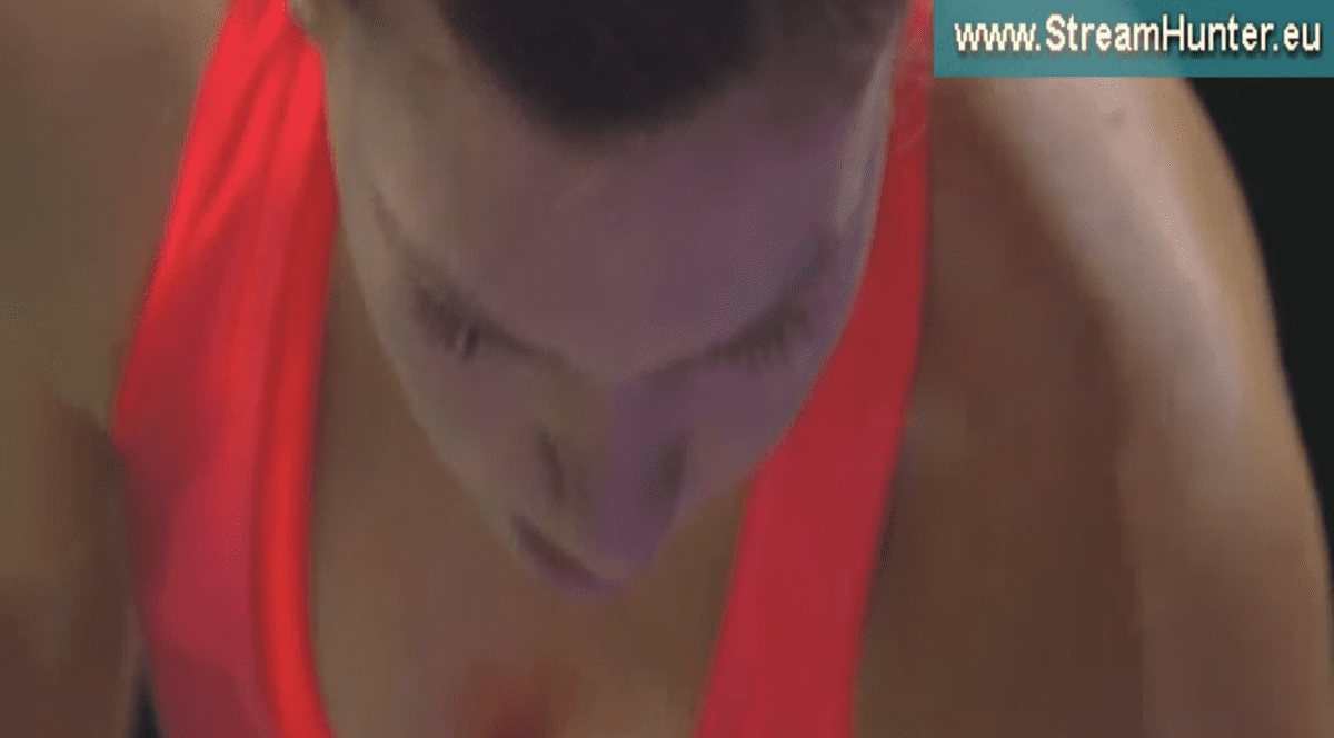 Simona Halep joacă joi, de la ora 9.00, cu poloneza Agnieszka Radwanska, meciul decisiv pentru calificarea în semifinalele Turneului Campioanelor. Până atunci, postul care transmite meciurile din Asia a luat-o peste picior pe constănțeancă, prezentând, de mai multe ori, cadre apropiate cu bustul româncei! / FOTO