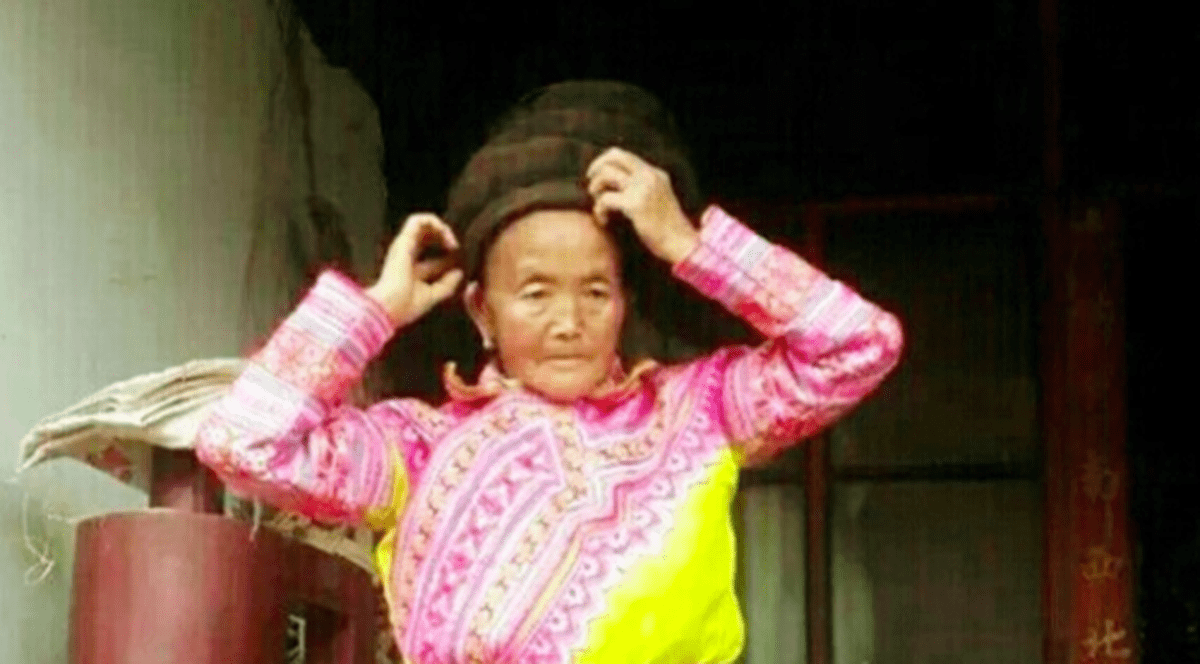 Nu s-a mai tuns de 35 de ani. Ce lungime are părul acestei femei de 59 de ani | VIDEO