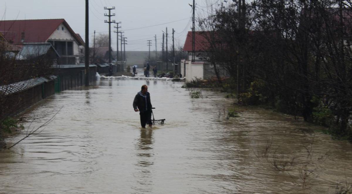 Inundații în Vâlcea! Zeci de oameni au gospodăriile pline cu apă | FOTO