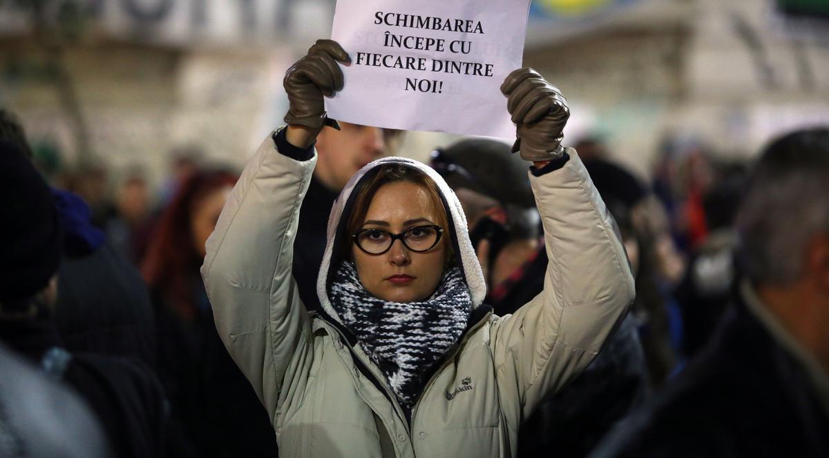 UPDATE | A patra zi de proteste. Oamenii au ieșit din nou în stradă - Alte mii de oameni la ”Marșul tăcerii” 