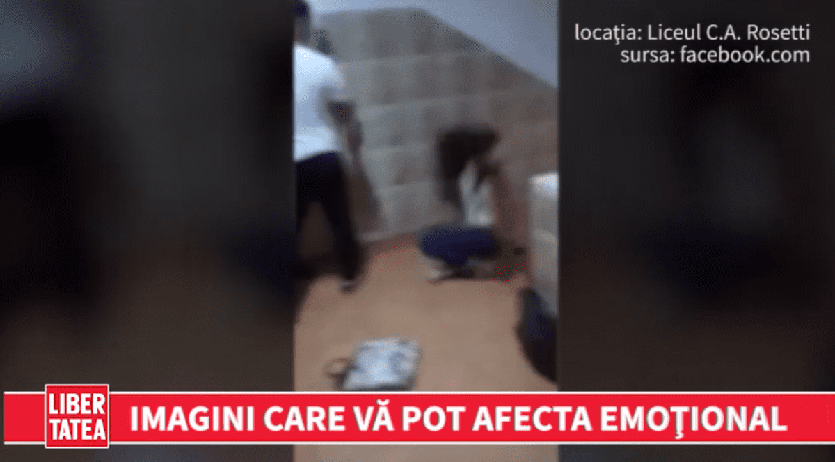 SCENE ŞOCANTE la un liceu din Capitală. Două eleve s-au luat la BĂTAIE, iar una dintre ele A CĂZUT PE SCĂRI | VIDEO