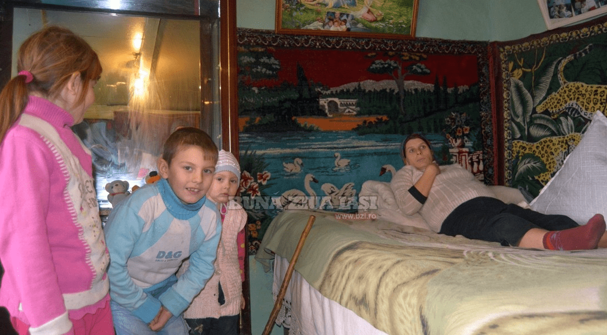 Situație incredibilă într-o comună din România! Un român locuiește în casă cu patru „fantome”!