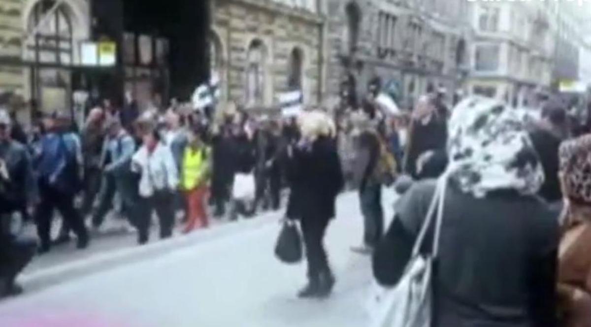 Noi acuzații de agresiune sexuale! Femei hărţuite de imigranţi în Finlanda și Elveția! Extrema dreaptă a reacţionat dur! VIDEO