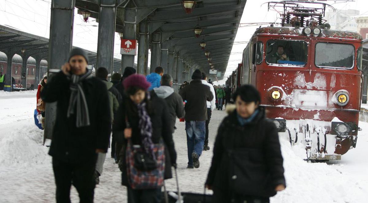 Trenurile au mari întârzieri, din pricina zăpezii. Ce sunt sfătuiți să facă cei care călătoresc cu trenul!
