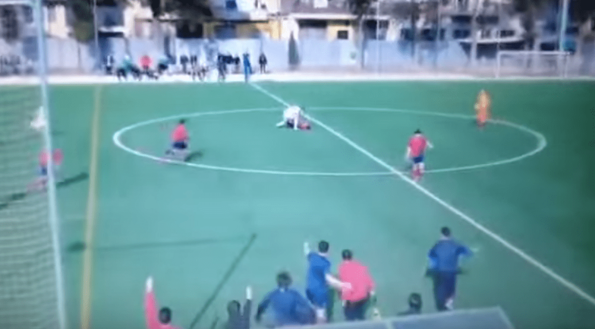 Scene șocante la un meci de fotbal din Spania. Un fotbalist și-a bătut un adversar pe teren! / VIDEO