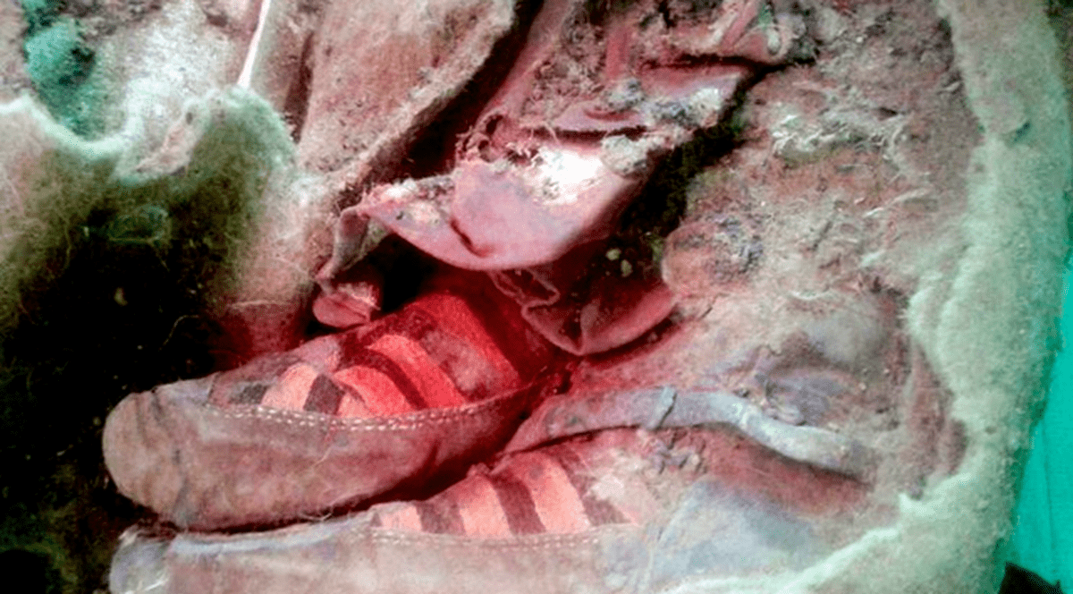 Descoperire incredibilă a arheologilor. O mumie de 1.500 de ani avea în picioare... adidaşi