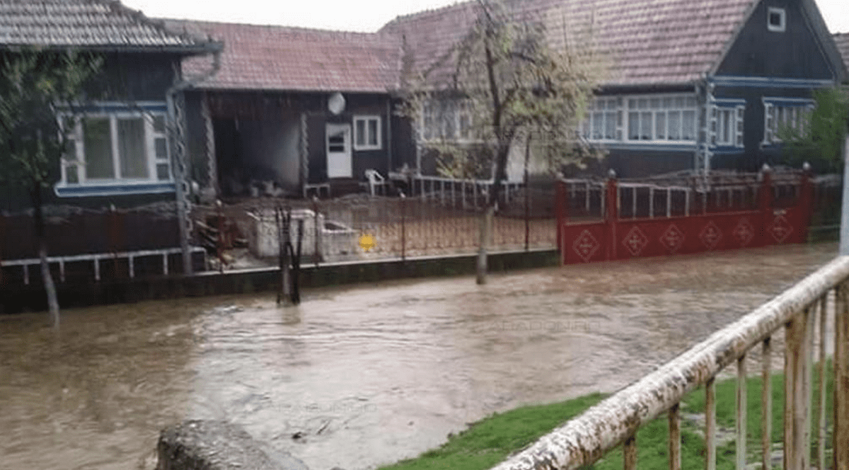 Inundații în Arad, Cluj și Maramureș! Oameni salvați din mijlocul viiturii și sute de gospodării înghițite de ape FOTO