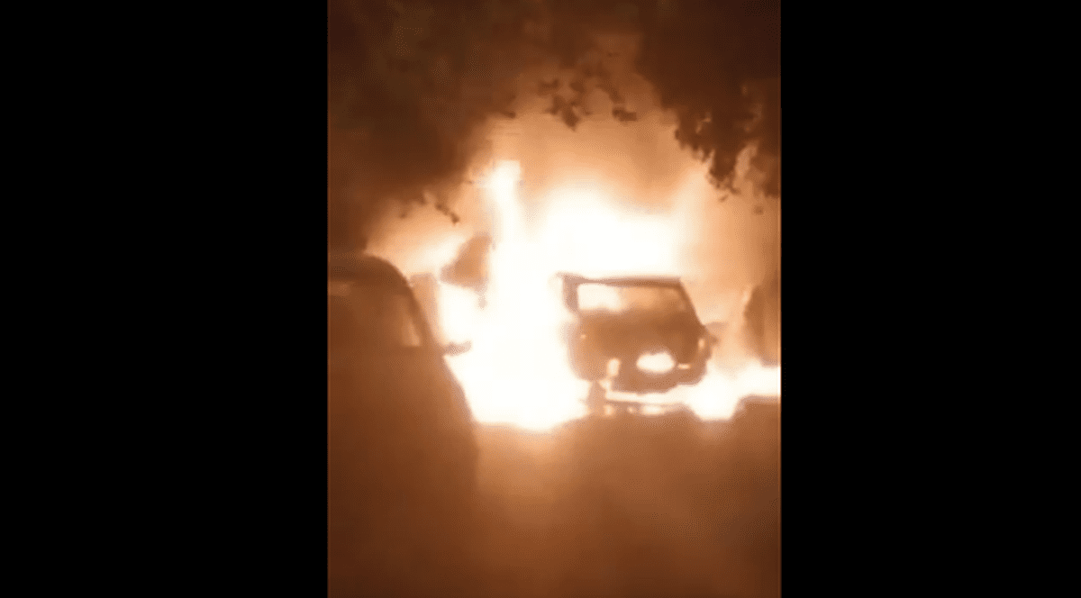 VIDEO Atac în stil mafiot la Constanța! O mașină a fost incendiată lângă o benzinărie
