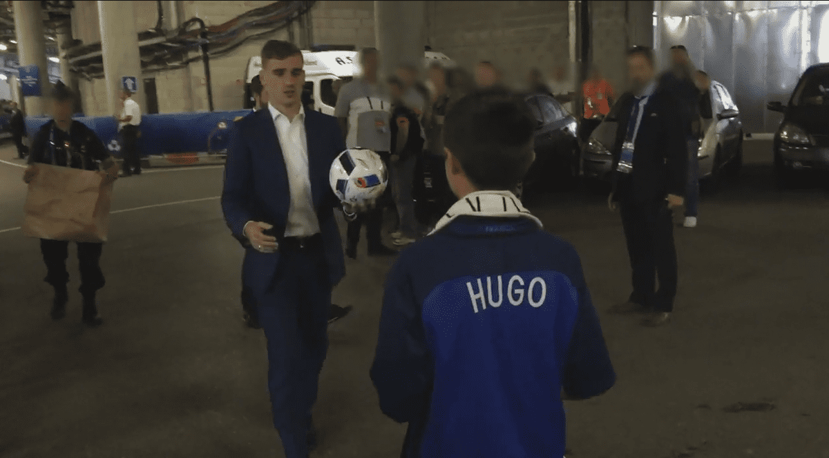 Euro 2016. Griezmann i-a făcut cadou mingea de la meciul cu Irlanda copilului polițistului ucis în Magnanville / VIDEO
