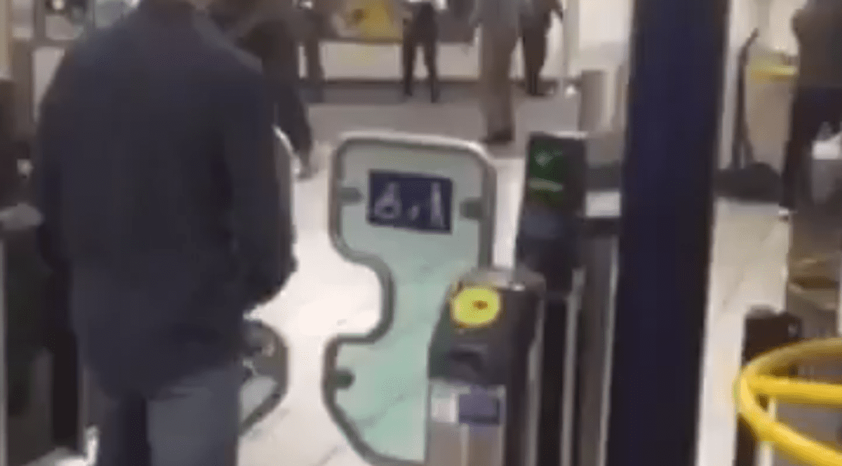 Autorul unui atac în metroul londonez  susține că a acționat pentru a-i răzbuna pe "frații săi sirieni": „Vă voi vărsa sângele”