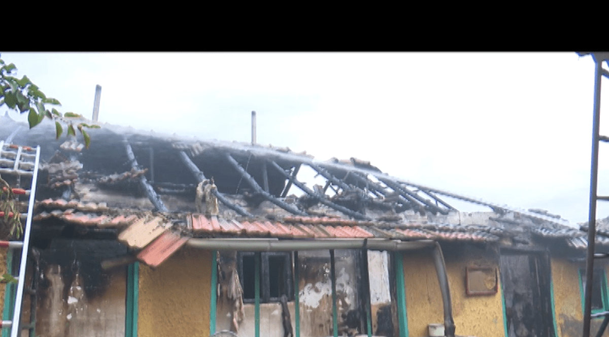 Și-a dat foc la casă, supărată fiind pe cei care o îngrijeau FOTO&VIDEO