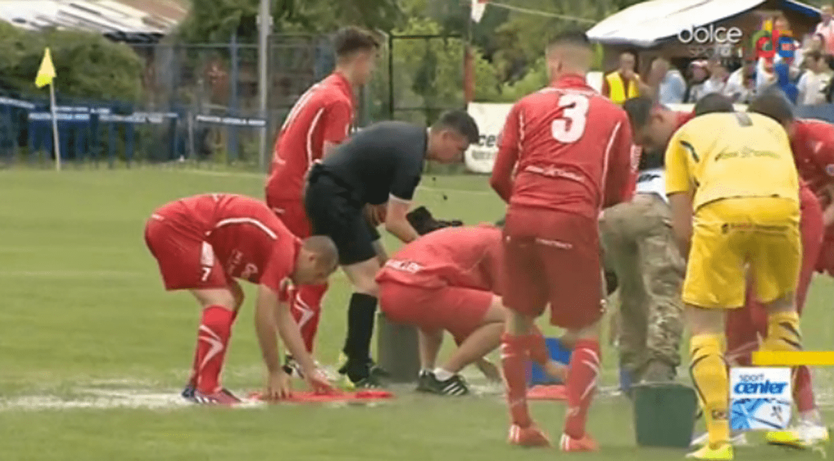 Liga 1, baraj: UTA - Voluntari 1-0. Ilfovenii rămân în prima divizie. Evul Mediu: fotbaliștii au înlăturat apa de pe teren cu cârpele, cu ușa și cu mătura!