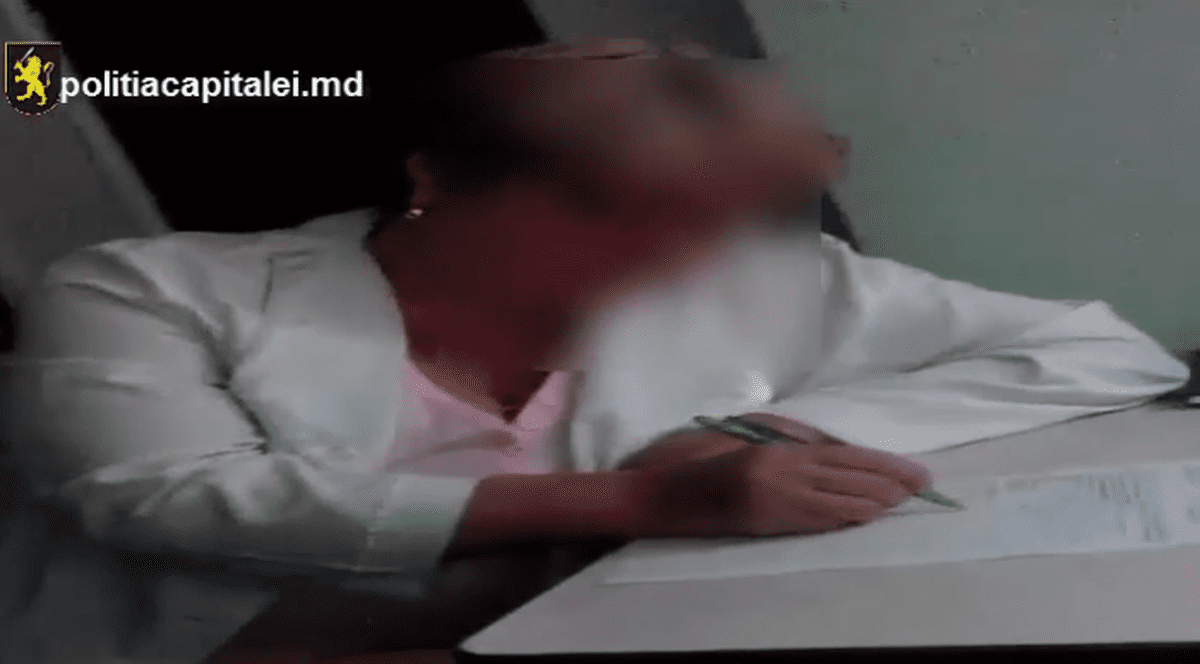 VIDEO | Două asistente medicale din Chișinău, surprinse băute în timpul serviciului!