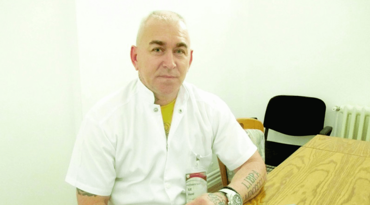 La 50 de ani, o ia de la capăt! Cel mai în vârstă elev de la școala de asistenți medicali din Iași este șeful clasei