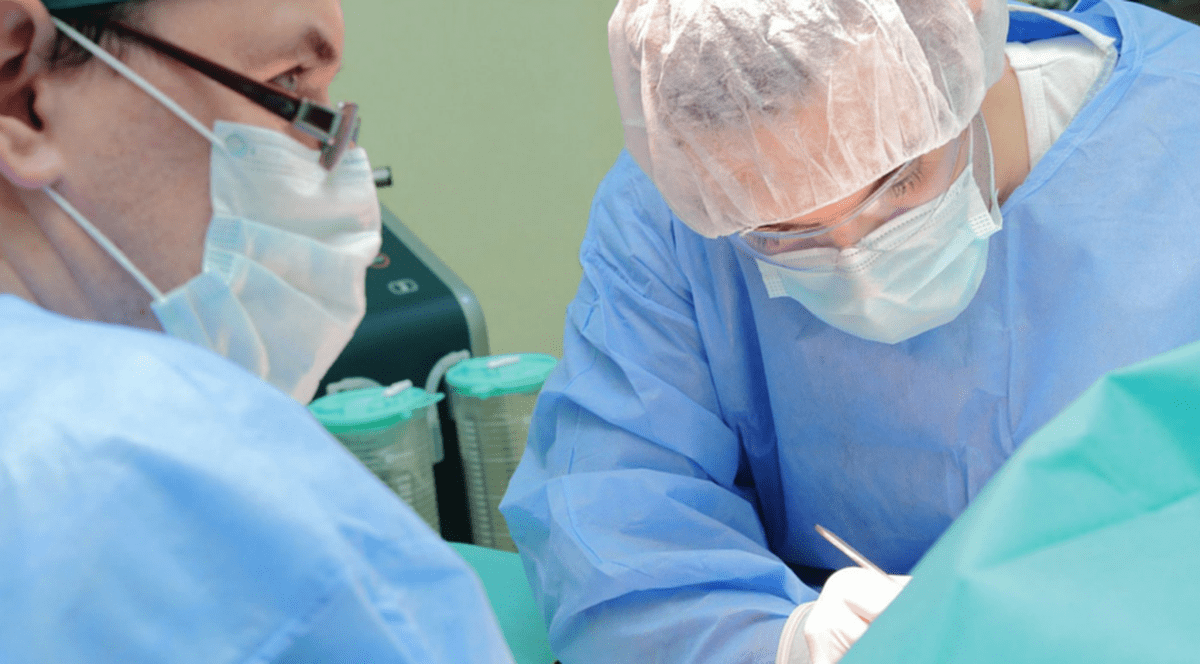 Nouă modă printre români! Câți bărbați au apelat la chirurgie pentru a-și mări penisul