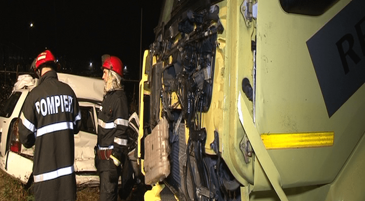 Trafic blocat pe DN1. Trei persoane au fost rănite după ce o autoutilitară a căzut de pe un pod