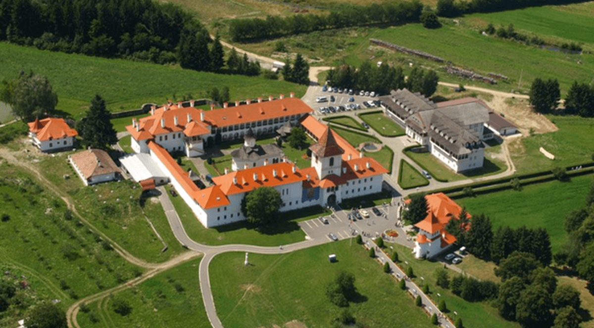 Mănăstirea Brâncoveanu, raiul de la poalele Munților Făgăraș