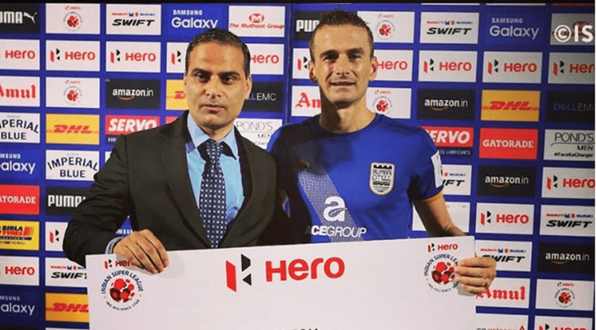 Lucian Goian, dreapta, a primit ca premiu un cec de 50.000 de rupi