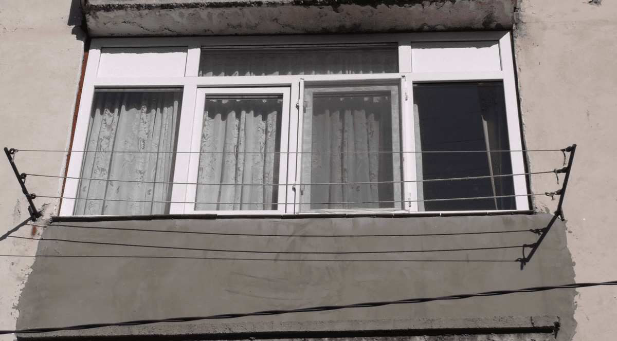 O fetiță a căzut de la etaj