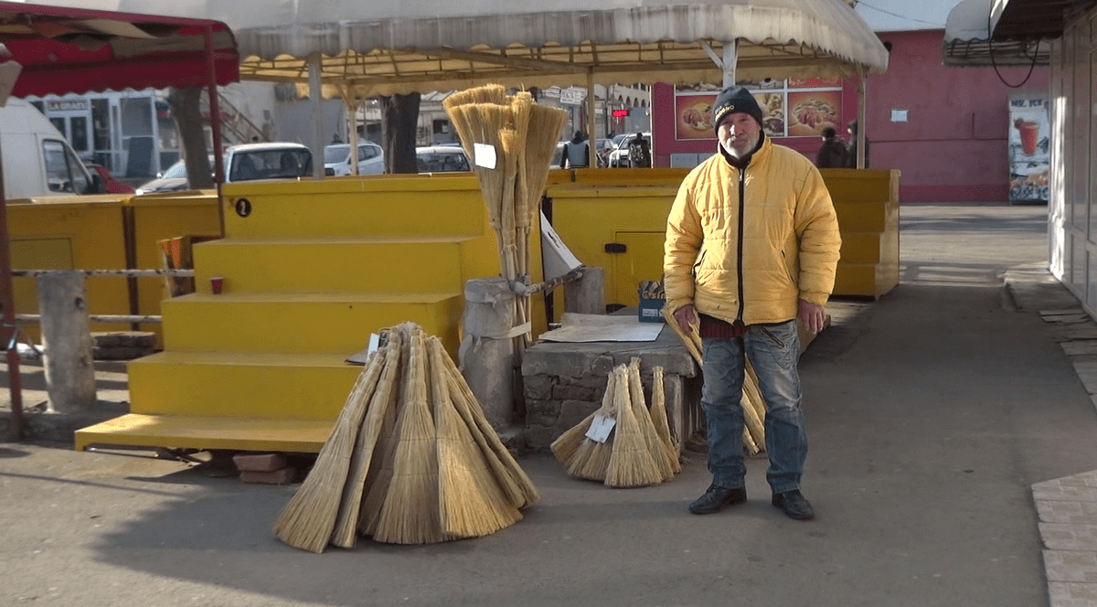 Un vânzător de mături a înapoiat aproape 1.000 de lei. Erau ajutorul de înmormântare al unei văduve din Galați