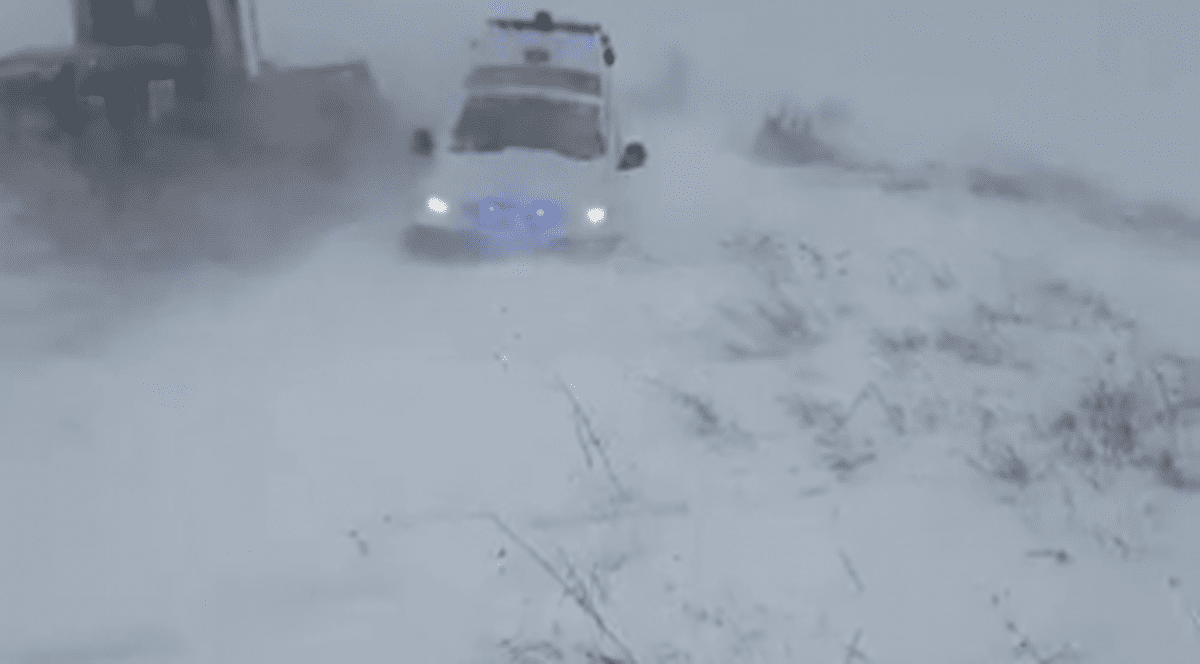 Galaţi: Trei ambulanţe care se duceau spre cazuri medicale, sprijinite de forţe ISU şi de drumari