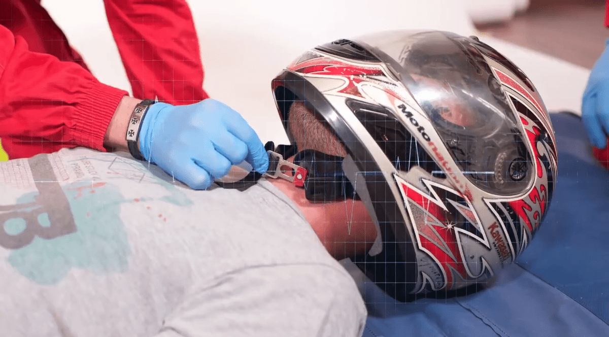 Cum acorzi primul ajutor unui motociclist în cazul unui accident. Manevrele care trebuie făcute și ce trebuie evitat