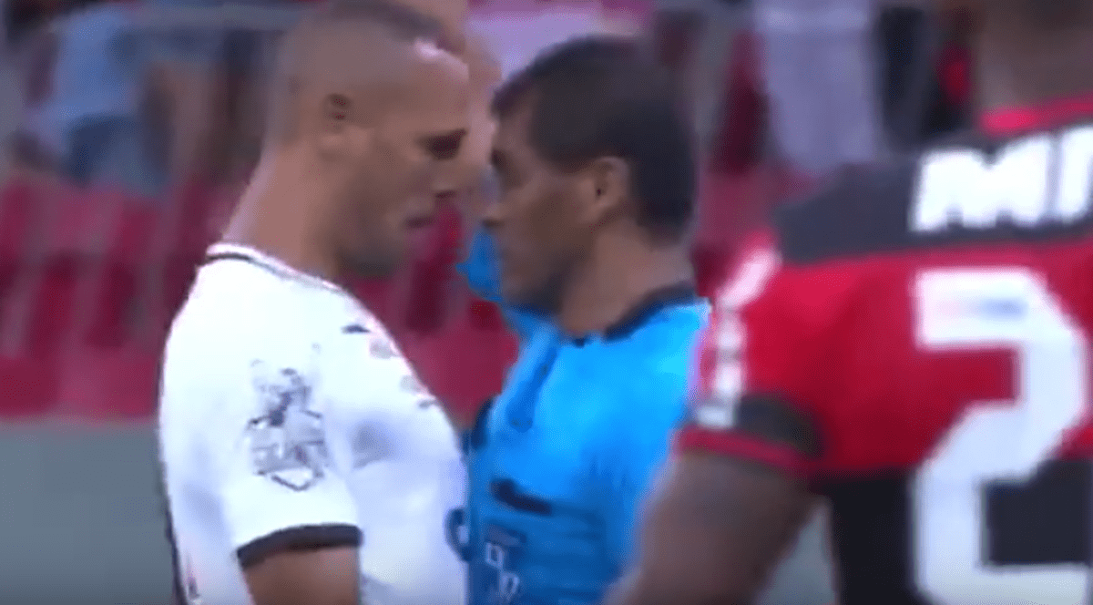 Arbitrul care trişează!