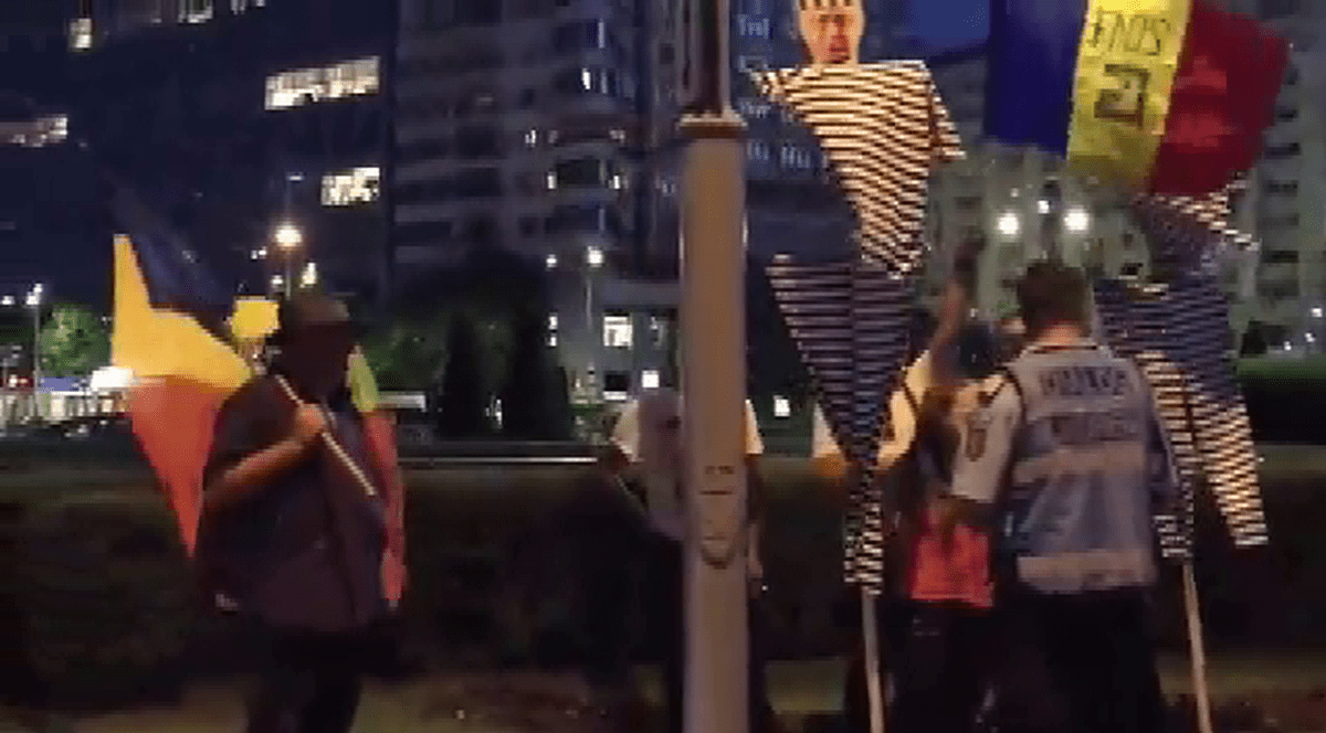 Protest în fața Guvernului. Peste 50 de oameni scandează împotriva Executivului și a PSD