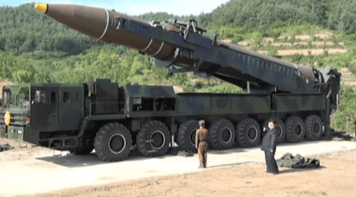 Kim Jong-un a fumat lângă o rachetă balistică inflamabilă