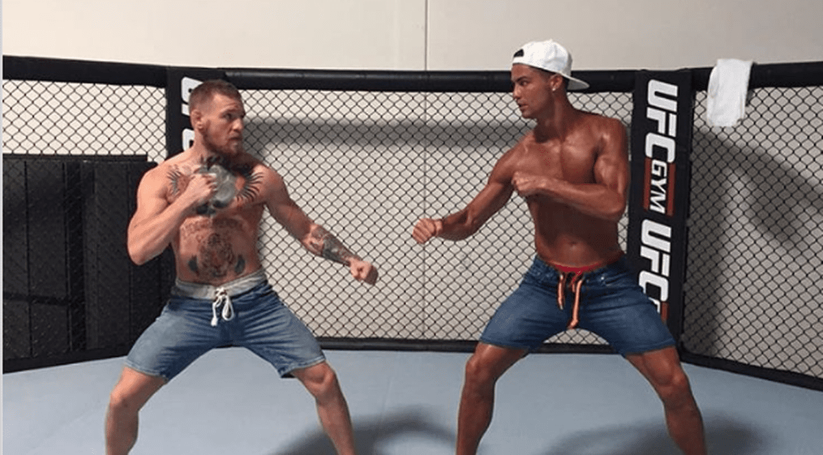 Conor McGregor (stânga) și Cristiano Ronaldo, pozând în octagon, în poziții specifice practicanților de arte marțiale mixte. (FOTO: instagram.com/cristiano)