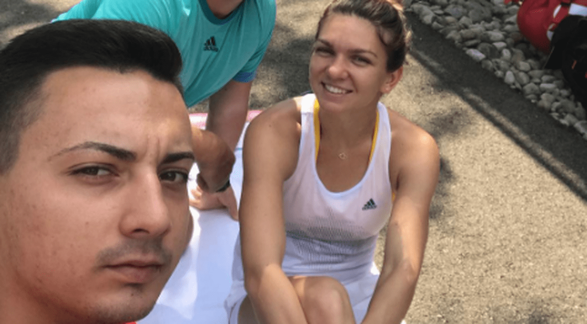 Simona Halep, zâmbind alături de Teo Cercel (în plan îndepărtat). (FOTO: instagram.com/simonahalep)