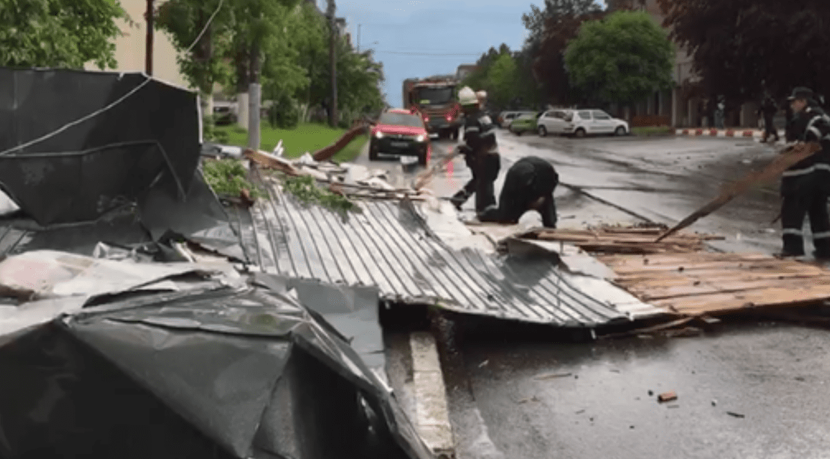 Furtună puternică în Mureș. Acoperișuri smulse de vânt și copaci culcați la pământ de vijelie