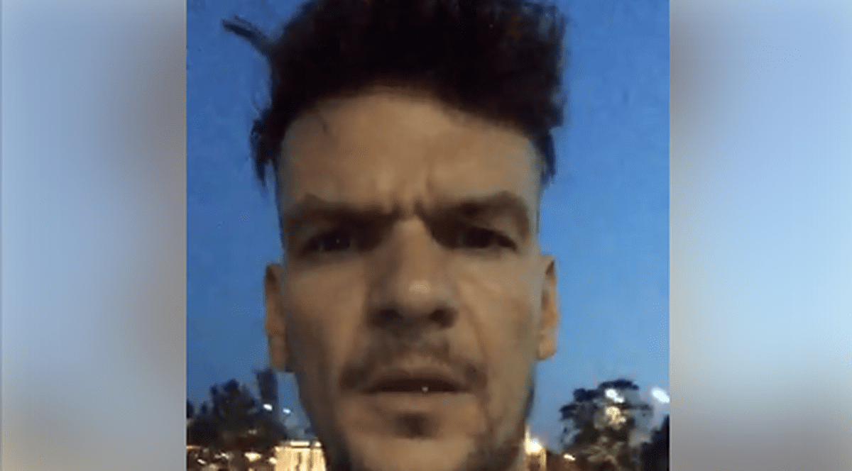 Mesajul ironic al artistului Tudor Chirilă din Piața Victoriei