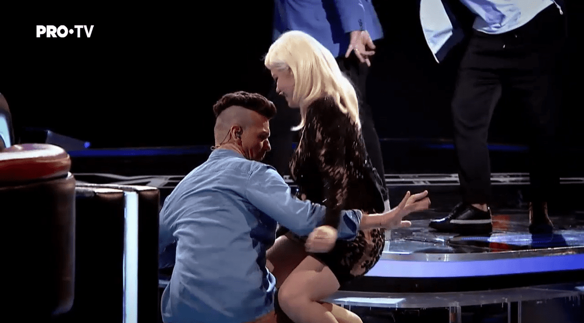 Spectacol unic la Vocea României. Loredana Groza și Chirilă s-au duelat pentru un concurent. Rochia prea scurtă i-a dat de cap artistei