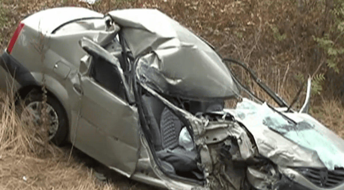 O femeie de 67 de ani din Mehedinți a intrat cu mașina sub TIR