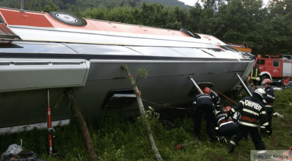 Accident grav în Braşov. Un autocar cu 34 de pasageri s-a răsturnat.  Doi oameni au murit