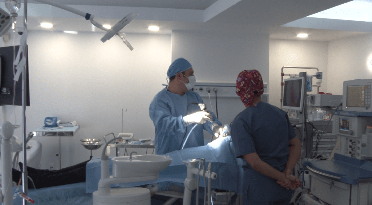 Operaţie în premieră în România: O femeie care nu avea o parte a maxilarului si a boltei palatine a primit șansa la o viață normală