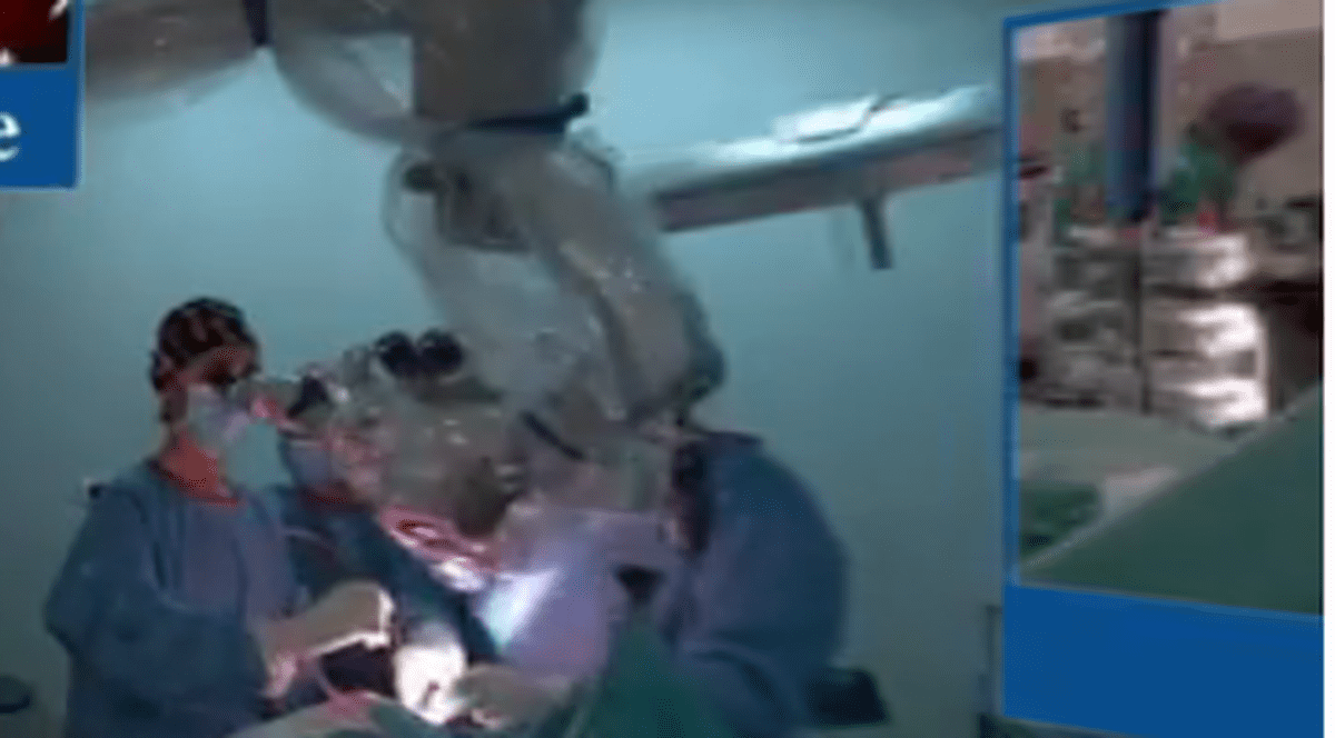 VIDEO/ Prima operație pe creier transmisă live 360 VR din România