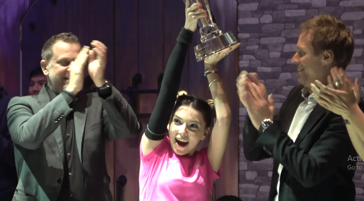 Berni Szocs ridică trofeul câștigat ce s-a impus în finala turneului T2 Asia-Pacific Table Tennis League