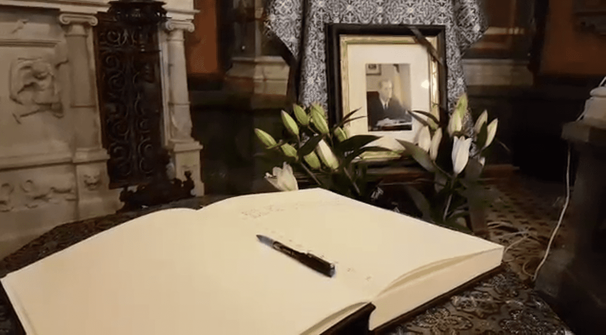 Carte de condoleanțe la Palatul Peleș, în memoria Regelui Mihai