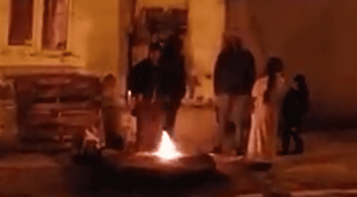 Porc pârlit pe trotuar, într-o zonă centrală a municipiului Galaţi. Polițiștii au dat amendă