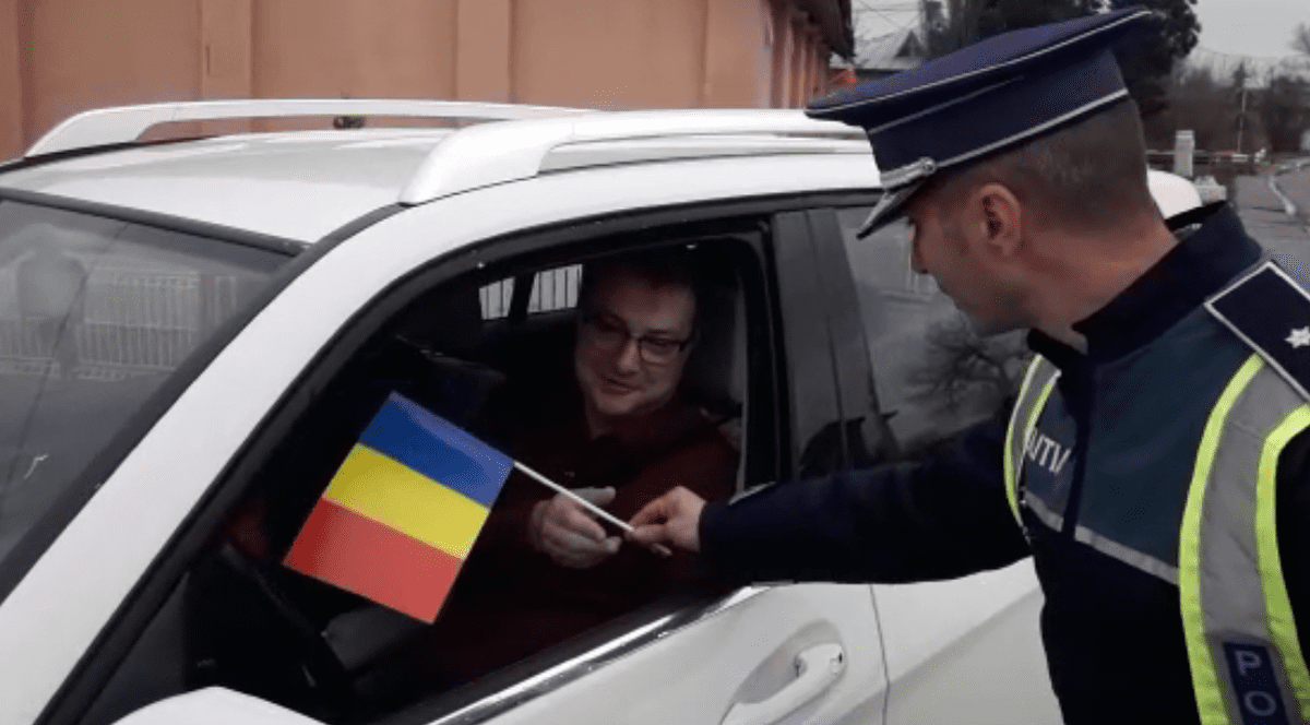 Polițiștii din Călugăreni au împărțit steaguri tricolore de Ziua Națională șoferilor care au trecut prin localitate și copiilor pe care i-au întâlnit.