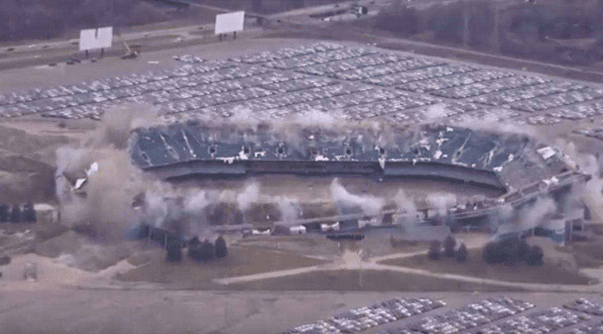 Pontiac Silverdome, în momentul demolării.