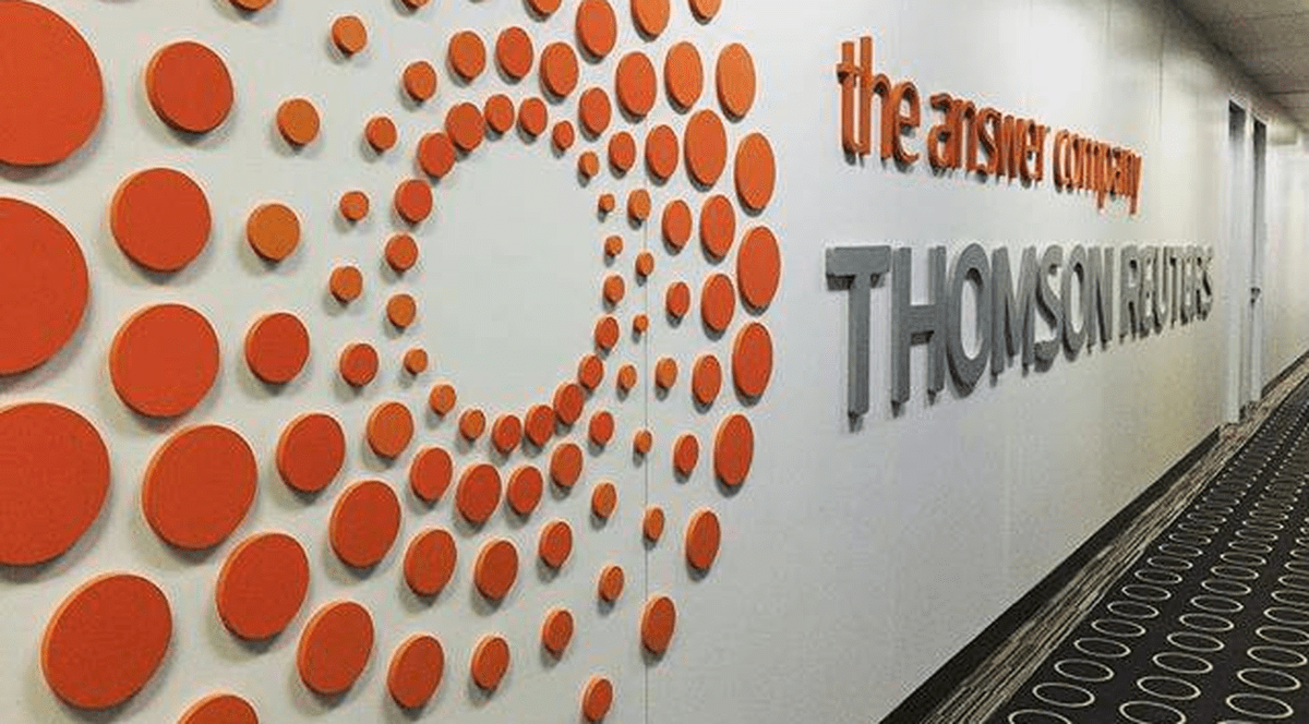 Thompson Reuters vinde divizia de informații bursiere către Blackstone, un fond de investiíi american, cu 17 miliarde de dolari. Sigla Thompson Reuters pe un culoar